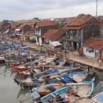 Perahu nelayan berukuran kecil, bersandar di sepanjang sungai.