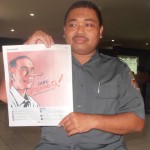 Nursalim Tunjukkan Tabloid yang berisi Kampanye Hitam